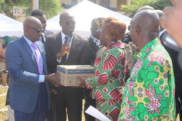 Remise de la clé du groupe scolaire Plateau 1 réhabilité à Dimbokro